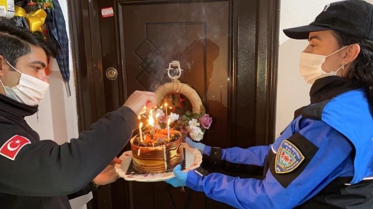 Evinden Çıkamayan 14 Yaşındaki Genç Kıza Polisten Doğum Günü Sürprizi