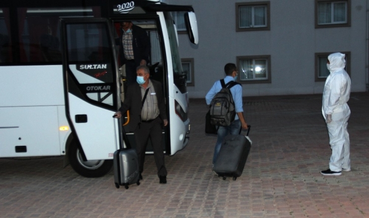 Suudi Arabistan Ve Cezayir’den Gelen Türk Vatandaşları Yurda Yerleştirildi