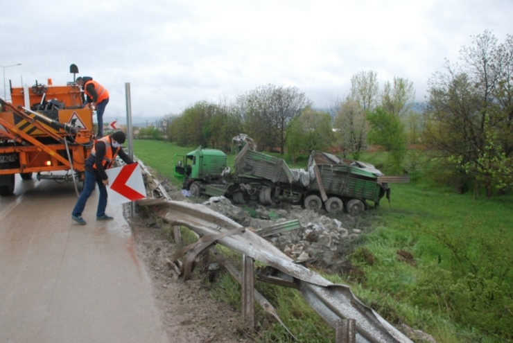 Çimento Yüklü Tır Devrildi, Sürücü Yaralandı