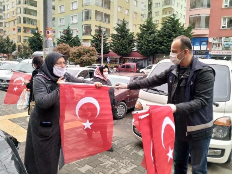 Trabzon Büyükşehir Belediyesi 23 Nisan Öncesi Türk Bayrağı Dağıtıyor