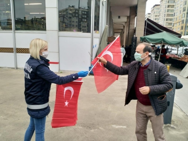 Trabzon Büyükşehir Belediyesi 23 Nisan Öncesi Türk Bayrağı Dağıtıyor