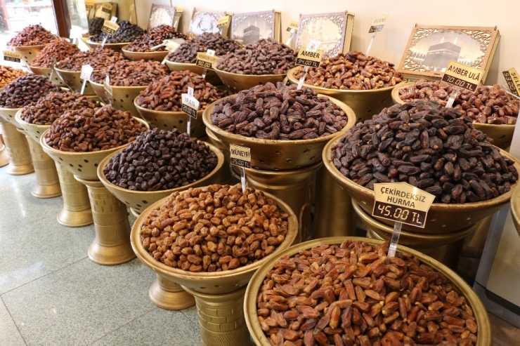 Tezgahtaki Hurmalar Kargoyla Evlere Gönderiliyor