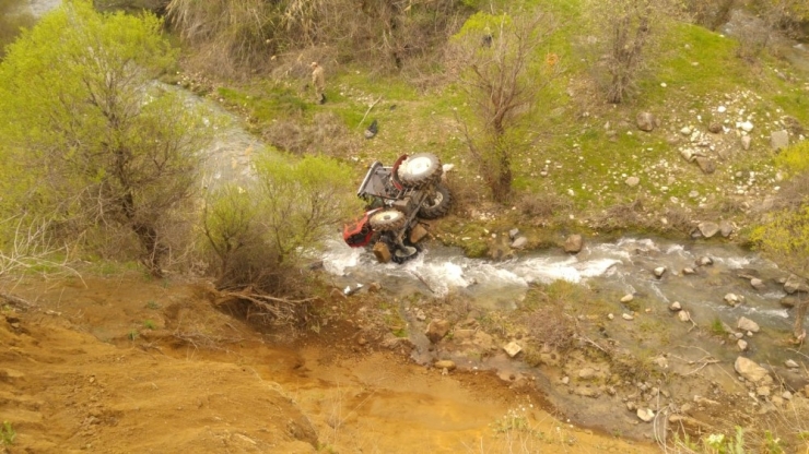 Dereye Yuvarlanan Traktörün Altında Sıkışan Sürücü Kurtarıldı