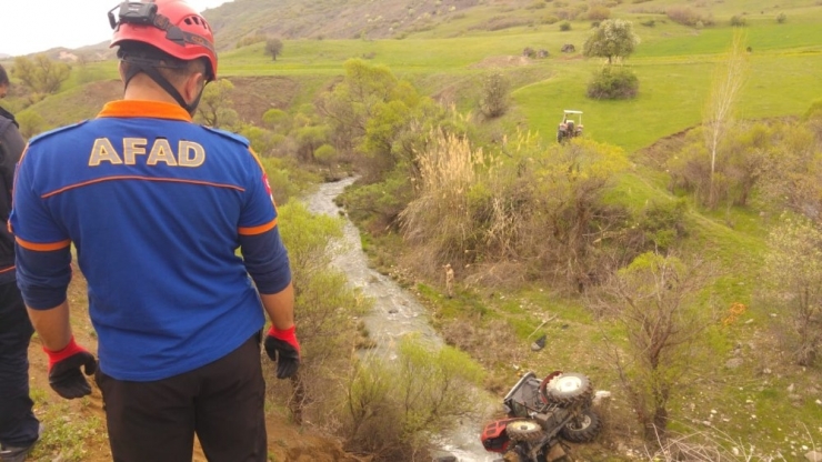 Dereye Yuvarlanan Traktörün Altında Sıkışan Sürücü Kurtarıldı