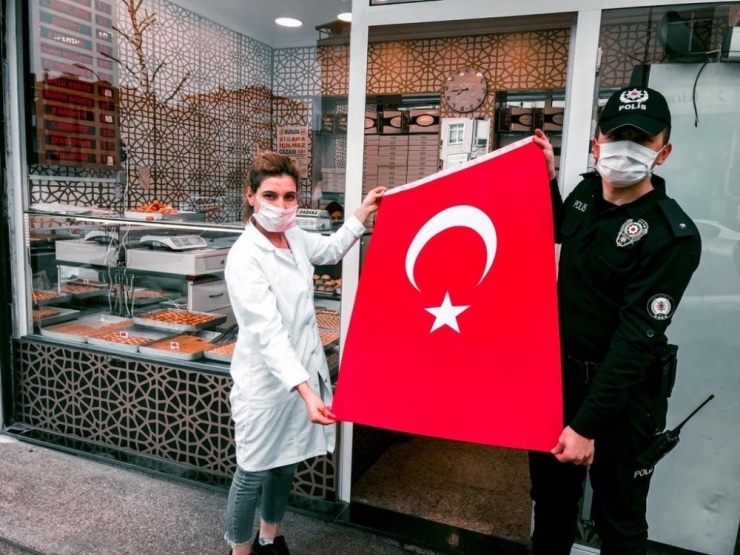 İstanbul’da Vatandaşa 100 Bin Bayrak Dağıtıldı