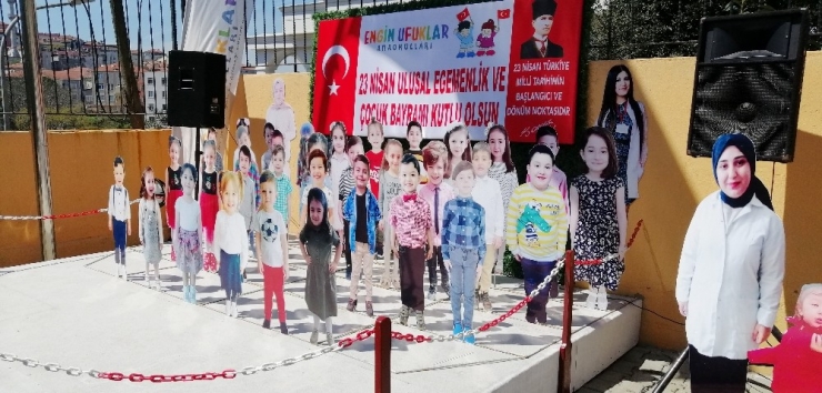 Öğrencilerin Maketleriyle Okul Bahçesinde 23 Nisan Kutlaması