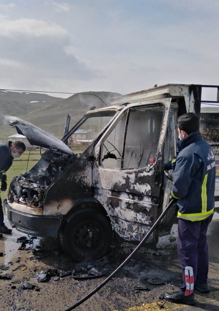 Seyir Halindeki Kamyonet Yandı