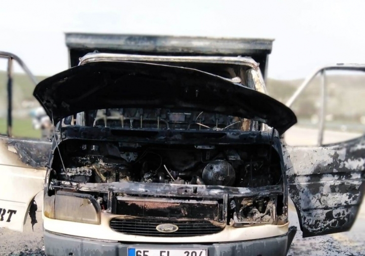 Seyir Halindeki Kamyonet Yandı