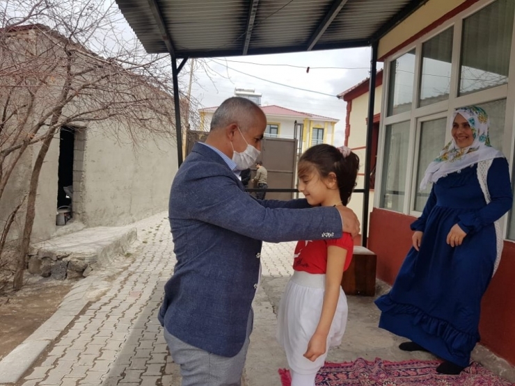 Başkan Ensari’den Hayalindeki Pastayı Çizen Kıza Sürpriz