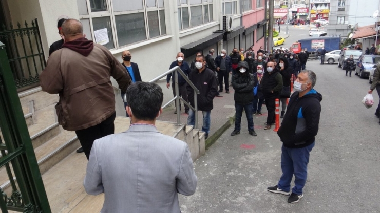 Vatandaşlar İzin Belgesi İçin Uzun Kuyruklar Oluşturdu