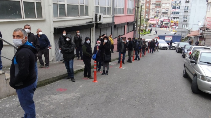 Vatandaşlar İzin Belgesi İçin Uzun Kuyruklar Oluşturdu