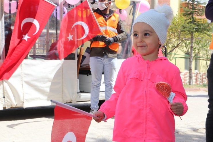 100’üncü Yıl Otobüsü Sivrihisar Sokaklarında Neşe Dağıttı