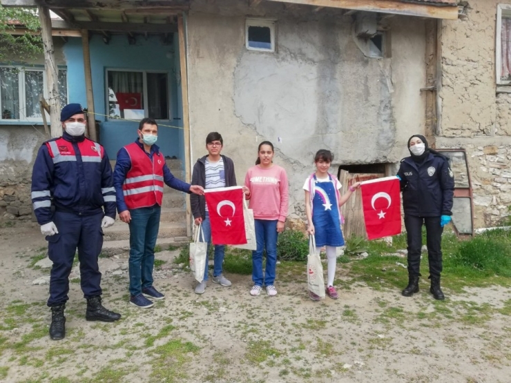 23 Nisan Dolayısıyla Çocuklara Türk Bayrağı Ve Oyuncak