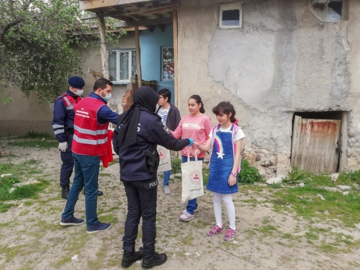 23 Nisan Dolayısıyla Çocuklara Türk Bayrağı Ve Oyuncak