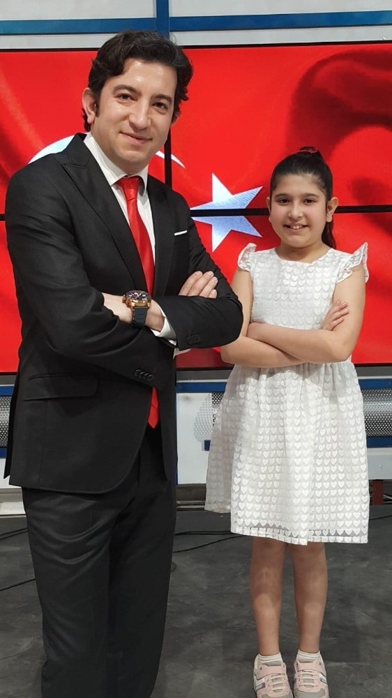 Canlı Yayınlanan Haber Bültenini 10 Yaşındaki Kızı İle Sundu
