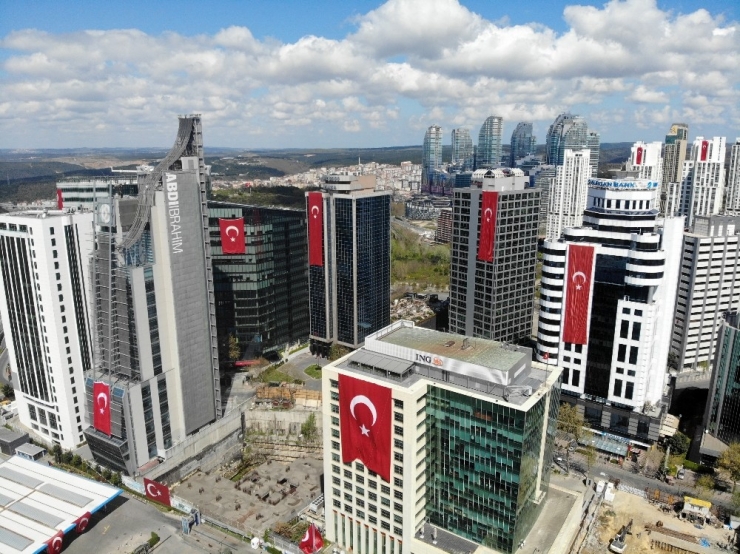 23 Nisan Çocuk Bayramı’nda Gökdelenler Türk Bayraklarıyla Donatıldı