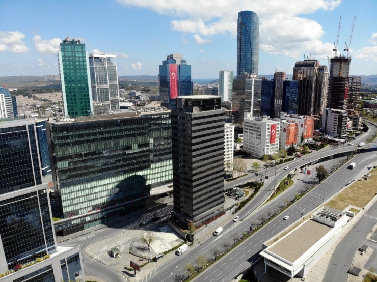 23 Nisan Çocuk Bayramı’nda Gökdelenler Türk Bayraklarıyla Donatıldı