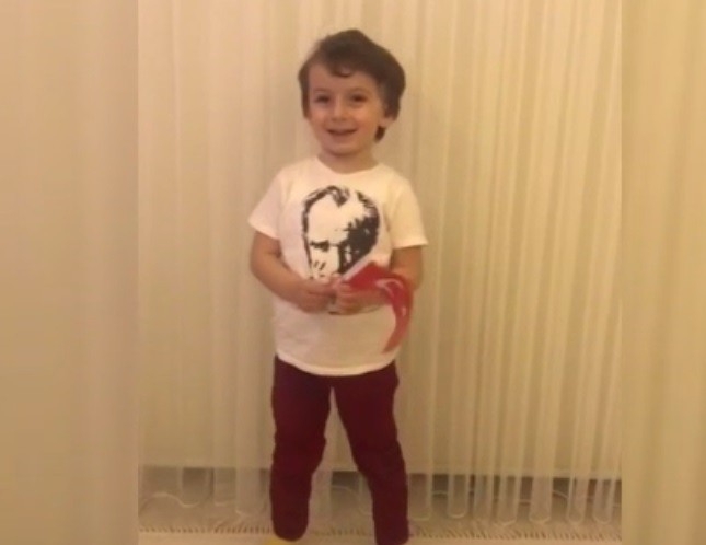 Sakarya’da Miniklerin Evlerinde 23 Nisan Coşkusu