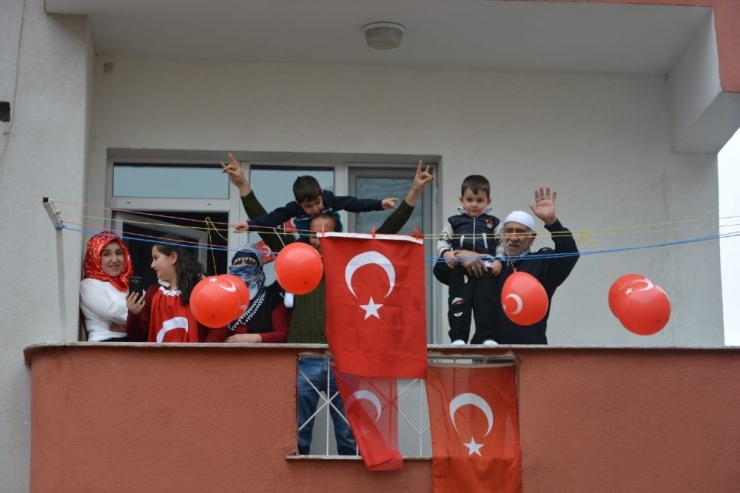 Balkonlarda 23 Nisan Coşkusu