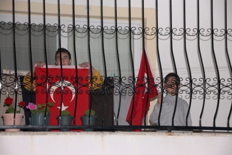 Bodrum’da Vatandaşlar Balkonlara Sığmadı Sokaklara Taştı