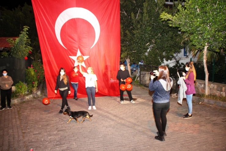 Bodrum’da Vatandaşlar Balkonlara Sığmadı Sokaklara Taştı