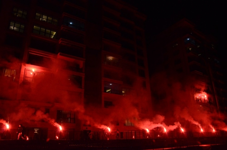 Meşaleler Yakıldı, İstiklal Marşı Balkonlardan Okundu