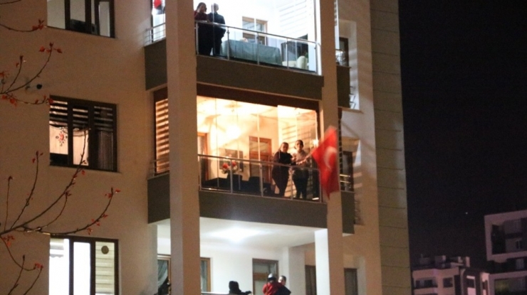 Niğde’de Balkonlarda 23 Nisan Coşkusu