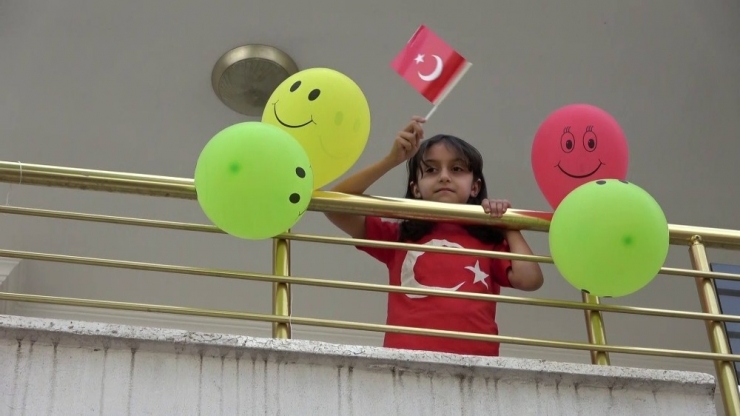 Çocuklar Bayramı Balkonlardan Kutladı