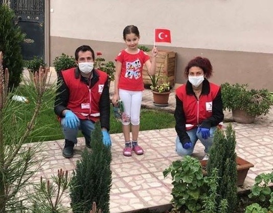 Vefa Sosyal Destek Grubu Çocuklara Türk Bayrağı Dağıttı