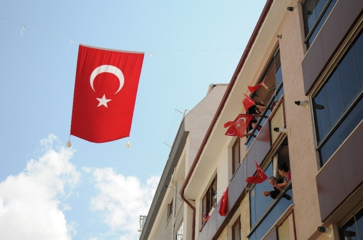 Sokağına Ses Sistemi Kurup Herkesi Balkonlara Kapı Önlerine Davet Etti