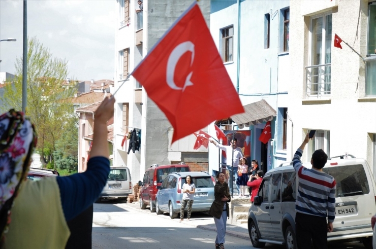 Sokağına Ses Sistemi Kurup Herkesi Balkonlara Kapı Önlerine Davet Etti