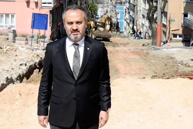 Sokağa Çıkma Yasağında Yollara Makyaj