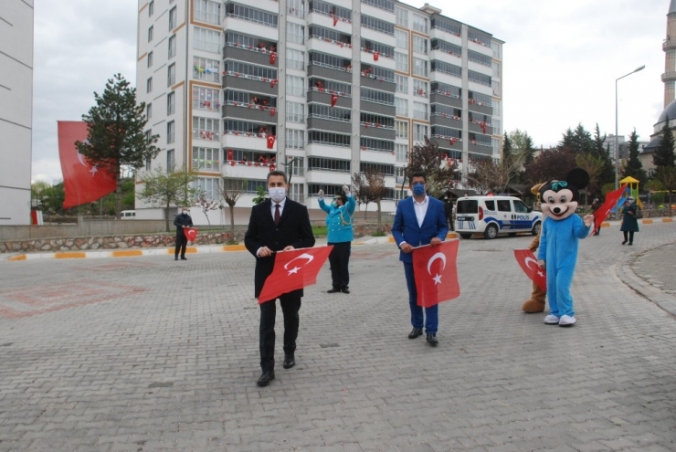 23 Nisan’ı Bando Eşliğinde Balkondan Kutladılar