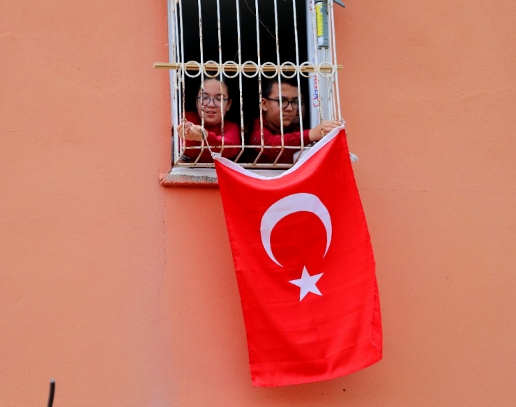 Üçüz Şehit Çocuklarına Polislerden 23 Nisan Jesti