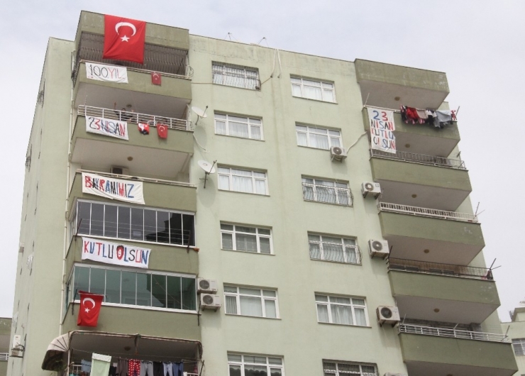 Bayramı Balkonda Kutladılar