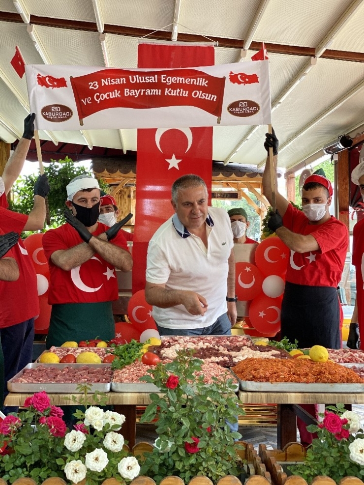 Sokağa Çıkamayan Çocuklar İçin Balon Uçurdu