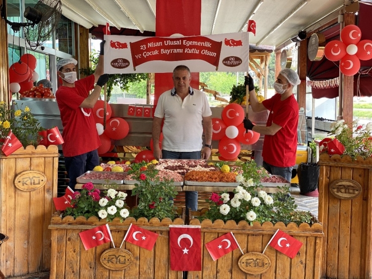 Sokağa Çıkamayan Çocuklar İçin Balon Uçurdu