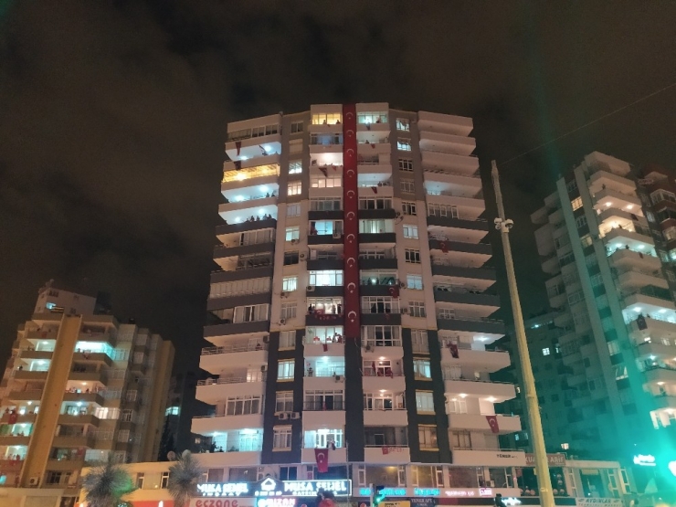 Adana’da Balkonlarda 23 Nisan Coşkusu