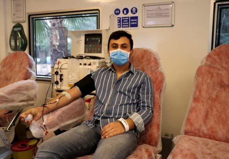 Korona Virüsü Yenen Erkek Hemşire Hastalara Umut Oldu