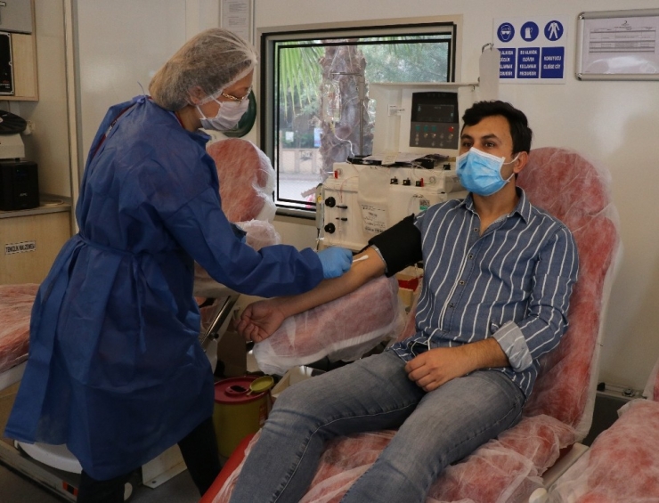 Korona Virüsü Yenen Erkek Hemşire Hastalara Umut Oldu