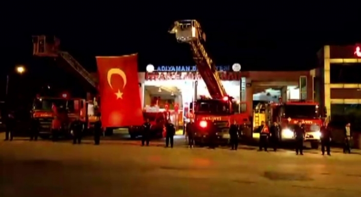 İtfaiyeciler Dev Türk Bayrağı Altında İstiklal Marşı’nı Okudu