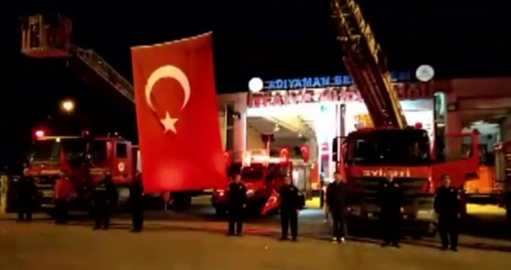 İtfaiyeciler Dev Türk Bayrağı Altında İstiklal Marşı’nı Okudu