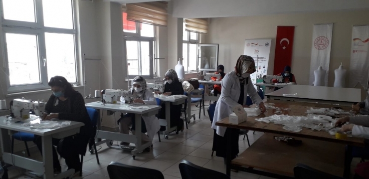 Kahta Halk Eğitim Merkezinde Maske Üretimi Başladı