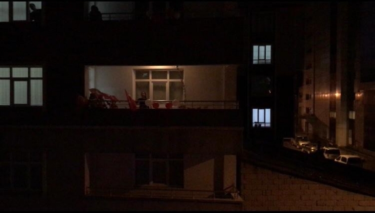 Ağrılılar Balkonlara Çıkarak İstiklal Marşı’nı Okudu