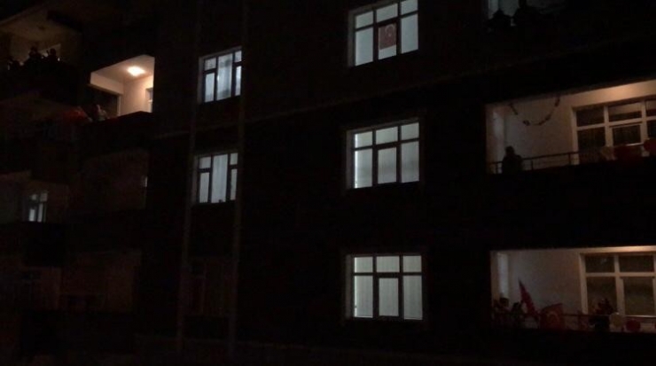 Ağrılılar Balkonlara Çıkarak İstiklal Marşı’nı Okudu