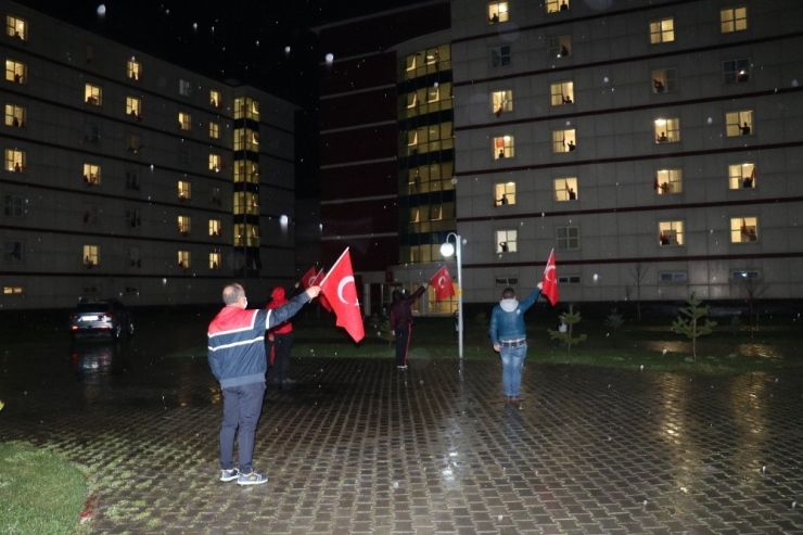 Ağrı’da Karantinaya Alınan Vatandaşlar İstiklal Marşı’nı Okudu