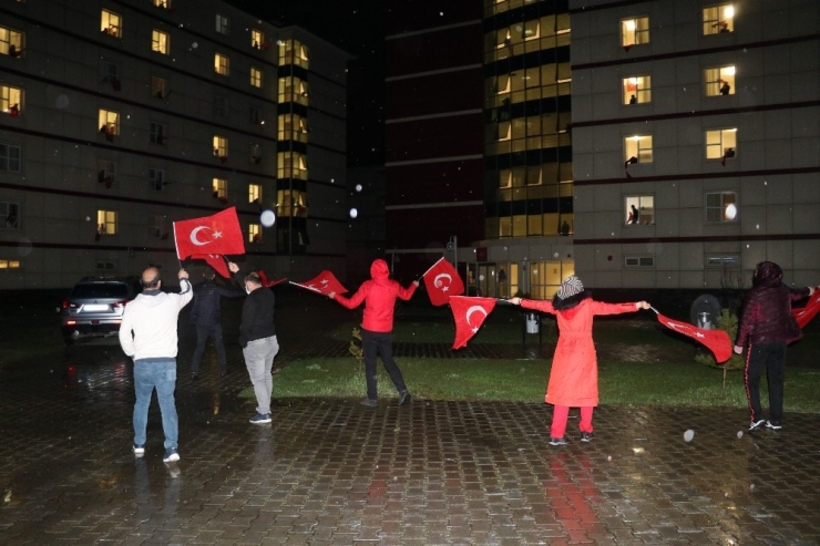 Ağrı’da Karantinaya Alınan Vatandaşlar İstiklal Marşı’nı Okudu