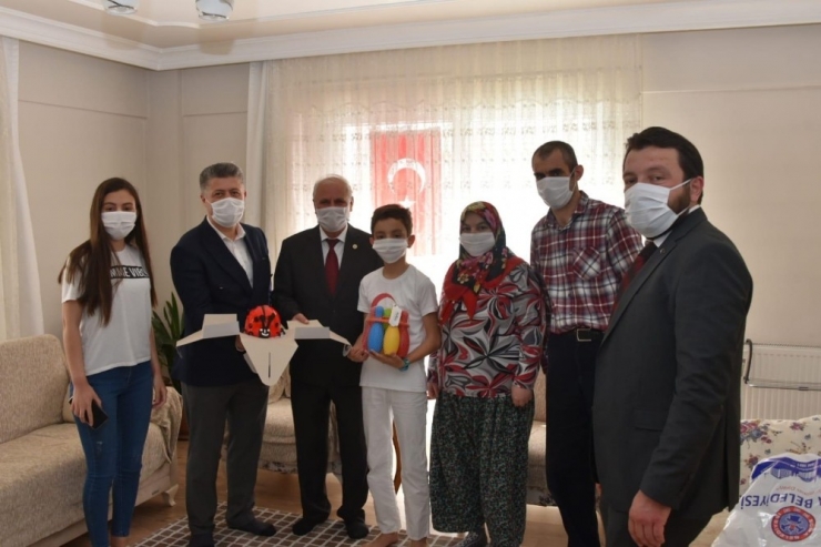 Milletvekili Özkan Çocukların Gününü Sürprizlerle Kutladı