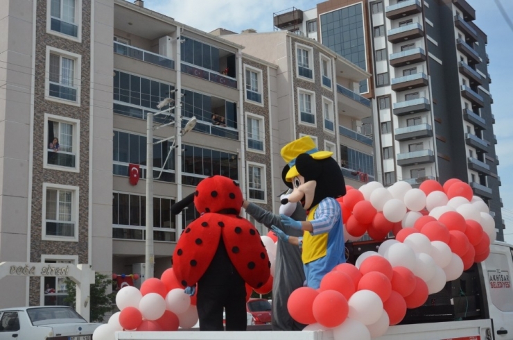 Akhisar Belediyesi, 100. Yıl Coşkusunu Sokaklara Taşıdı