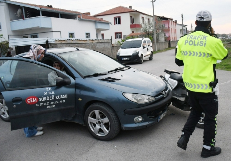 Otomobille Elektrikli Bisiklet Çarpıştı: 1 Yaralı